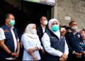 Gubernur Jatim Khofifah Indar Parawansa saat melakukan kunjungan di salah satu gudang gabah dan beras di Desa Banjarsari, Kecamatan Trucuk, Bojonegoro, Minggu sore (04/04/2021). (Foto: Istimewa/Tugu Jatim)