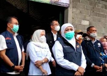 Gubernur Jatim Khofifah Indar Parawansa saat melakukan kunjungan di salah satu gudang gabah dan beras di Desa Banjarsari, Kecamatan Trucuk, Bojonegoro, Minggu sore (04/04/2021). (Foto: Istimewa/Tugu Jatim)