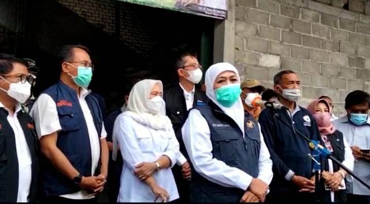 Gubernur Jatim Khofifah Indar Parawansa saat melakukan kunjungan di salah satu gudang gabah dan beras di Desa Banjarsari, Kecamatan Trucuk, Bojonegoro, Minggu sore (04/04/2021). (Foto: Istimewa/Tugu Jatim)