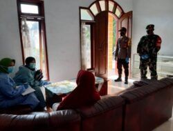 Selain tracing, petugas juga mengedukasi warga soal Covid-19. (Foto: Dok/Tugu Jatim)