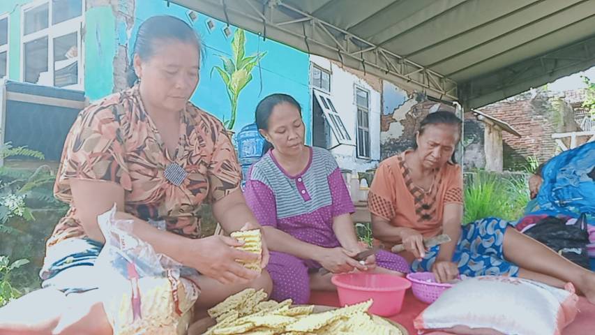 Warga Dampit, Kabupaten Malang, sedang memasak untuk acara megengan pasca gempa Malang. (Foto: Rap/Tugu Jatim)