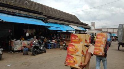 Aktivitas warga di Pasar Besar Kota Batu. (Foto: Sholeh/Tugu Jatim)