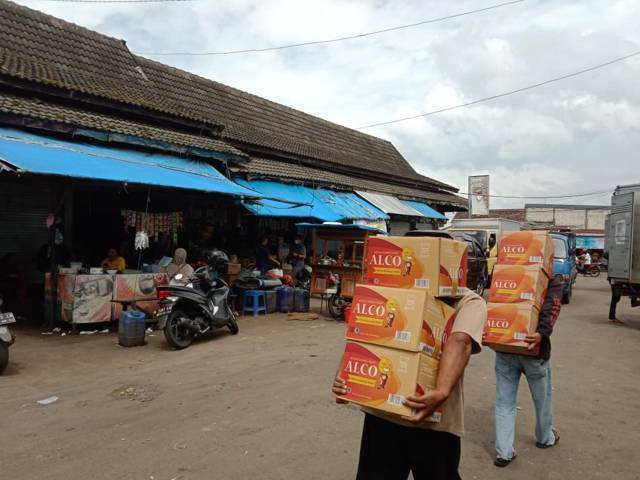 Aktivitas warga di Pasar Besar Kota Batu. (Foto: Sholeh/Tugu Jatim)
