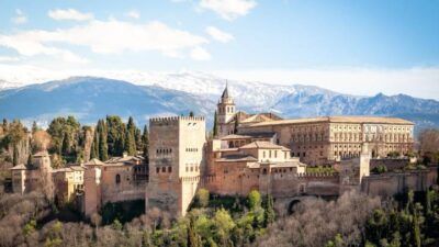 Istana Alhambra yang berada di Sapnyol ini merupakan salah satu bangunan bergaya Eropa kuno dan merupakan bukti bahwa Islam pernah berjaya di Eropa. (Foto: Unsplash)