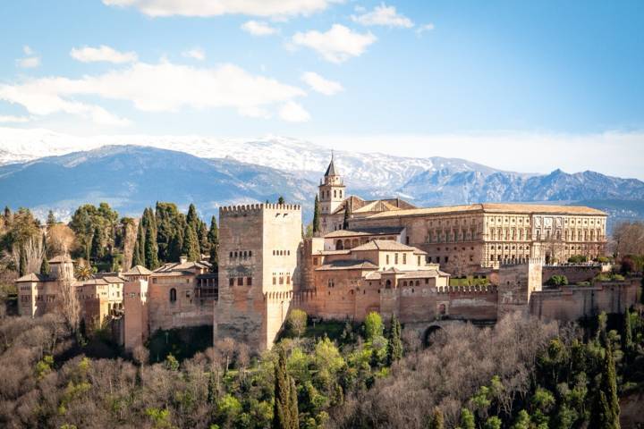 Istana Alhambra yang berada di Sapnyol ini merupakan salah satu bangunan bergaya Eropa kuno dan merupakan bukti bahwa Islam pernah berjaya di Eropa. (Foto: Unsplash)