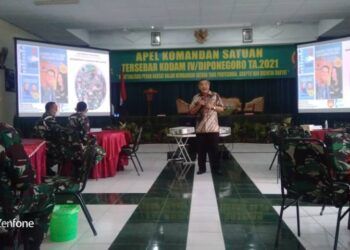 Pakar Komunikasi dan Motivator Nasional, Dr Aqua Dwipayana kala mengisi sesi Sharing Komunikasi dan Motivasi di Kodam IV/Diponegoro. (Foto: Dokumen)