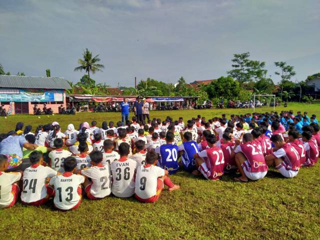 Pakar Komunikasi dan Motivator Nasional Dr Aqua Dwipayana memotivasi para siswa Sekolah Sepak Bola Indonesia Muda Purwokerto di Lapangan Veteran Sokanegara Purwokerto, Banyumas, Jawa Tengah. (Foto: Dokumen)