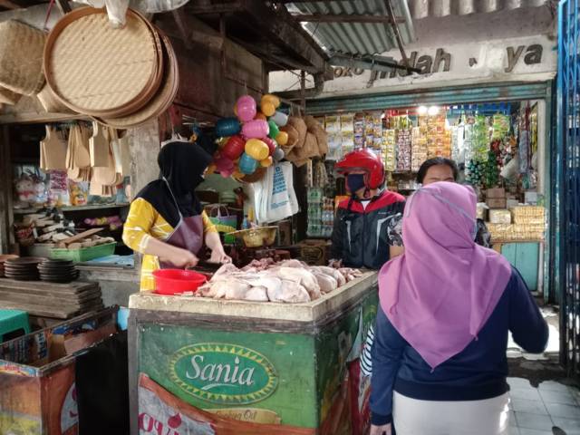 Pedagang ayam di Pasar Besar Kota Batu. Saat ini, harga daging ayam potong di Pasar Besar Kota Batu mencapai Rp 40 ribu per kilogram. (Foto: M Sholeh/Tugu Malang/Tugu Jatim)
