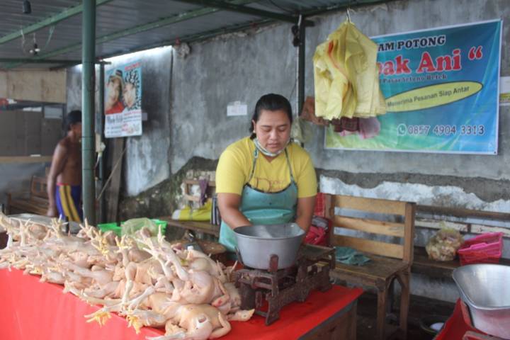 Penjual daging ayam potong di Kota Kediri. (Foto: Rino Hayyu/Tugu Jatim)