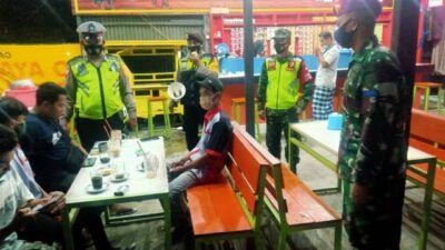 Babinsa bersama aparat tiga pilar laksanakan patroli malam hari di wilayah Kecamatan Beji, Kabupaten Pasuruan, Selasa (06/04/2021). (Foto: Dok/Tugu Jatim)