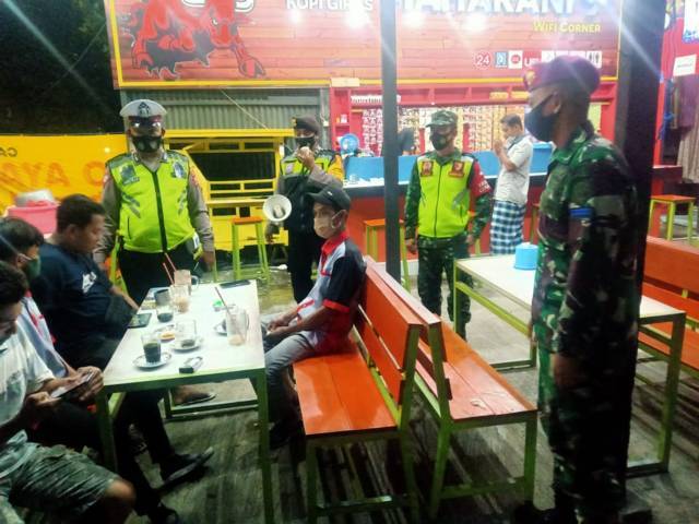 Babinsa bersama aparat tiga pilar laksanakan patroli malam hari di wilayah Kecamatan Beji, Kabupaten Pasuruan, Selasa (06/04/2021). (Foto: Dok/Tugu Jatim)