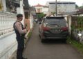 Petugas melakukan penjagaan ketat saat menggeledah rumah terduga teroris di Rengel Tuban. (Foto: Rochim/Tugu Jatim)