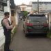Petugas melakukan penjagaan ketat saat menggeledah rumah terduga teroris di Rengel Tuban. (Foto: Rochim/Tugu Jatim)