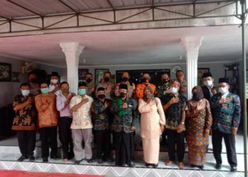 Paguyuban Umat Beragama (PUB) serta Forum Komunikasi Umat Beragama (FKUB) Bojonegoro saat menggelar deklarasi pernyataan sikap mengecam tindakan bom bunuh diri yang terjadi di depan Gereja Katedral Makassar, Minggu (28/03/2021). (Foto: Dok FKUB Bojonegoro/Tugu Jatim)