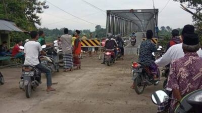 Kondisi jembatan Glendeng yang hingga saat ini belum dibangun. (Foto: Medsos Akun Fb @sutikno/Tugu Jatim)