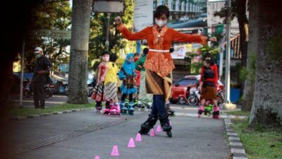 Salah satu anggota Malang Freestyle Slalom Team (Mafest) sedang freestyle dengan memakai kebaya untuk memperingati Hari Kartini. (Foto: Rubianto/Tugu Jatim)