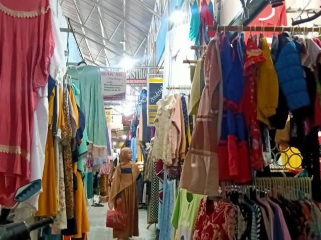 Para pedagang pakaian di Pasar Babat, Lamongan. (Foto: Mila Arinda/Tugu Jatim)