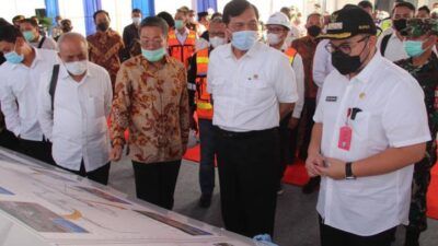 Menko Luhut Binsar Pandjaitan ketika melakukan peninjauan pembangunan bandara di Kediri, Senin (26/4/2021). (Foto: Rino Hayyu Setyo/Tugu Jatim)