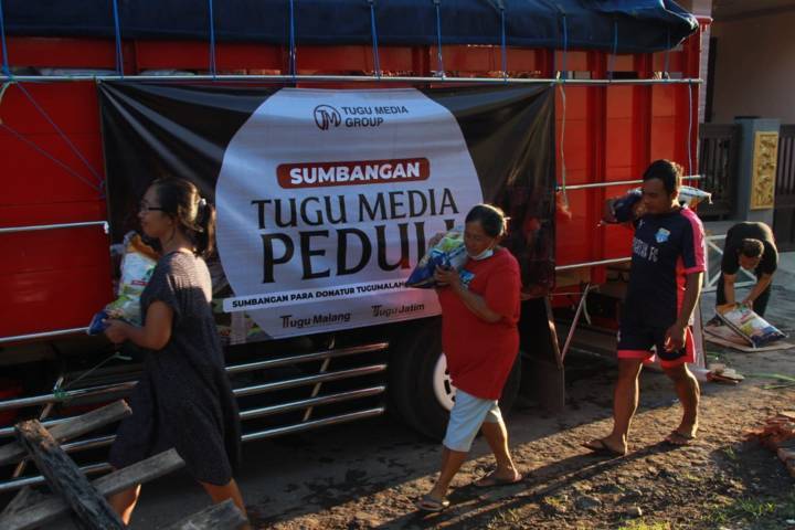 Truk bantuan untuk korban gempa Malang dari para donatur yang disalurkan melalui Tugu Media Group. (Foto: Rubianto/Tugu Malang/Tugu Jatim)