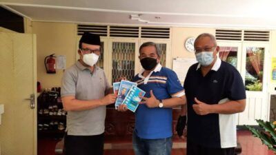 Pakar Komunikasi dan Motivator Nasional Dr Aqua Dwipayana (tengah) didampingi pembina Asosiasi Pengusaha Oleh-Oleh Jateng Edy Soehartono (kanan) menyerahkan buku Trilogi The Power of Silaturahim kepada Bupati Banyumas Achmad Husein (kanan). (Foto: Dokumen)