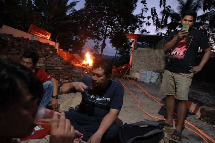 Warga korban gempa Malang bercengkerama dengan Tim Tugu Media Peduli. (Foto: Bayu Eka/ Tugu Jatim)