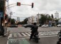 Salah satu persimpangan di Jalan Basuki Rahmat (Bank BCA), Kota Malang tanpa ada rambu belok kiri langsung. (Foto : Azmy/Tugu Malang/Tugu Jatim)