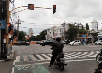 Salah satu persimpangan di Jalan Basuki Rahmat (Bank BCA), Kota Malang tanpa ada rambu belok kiri langsung. (Foto : Azmy/Tugu Malang/Tugu Jatim)
