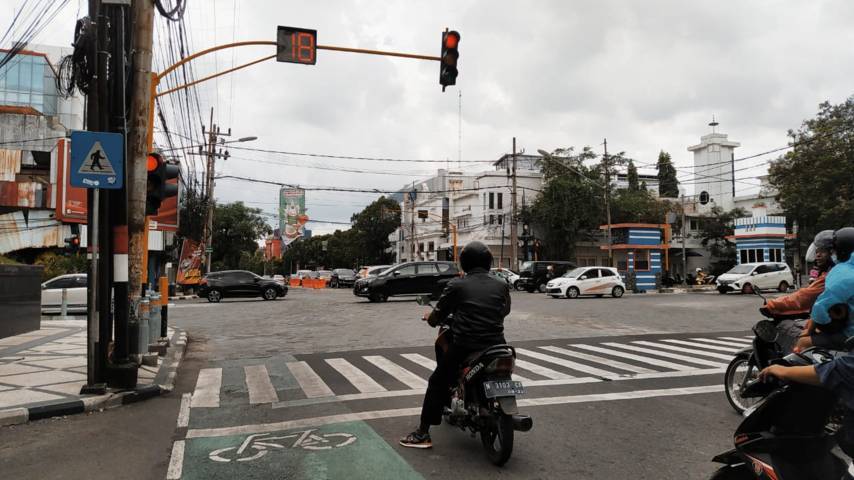 Salah satu persimpangan di Jalan Basuki Rahmat (Bank BCA), Kota Malang tanpa ada rambu belok kiri langsung. (Foto : Azmy/Tugu Malang/Tugu Jatim)