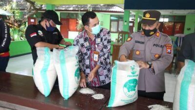 Kepala Dinsos Tuban, Eko Julianto (tengah) saat tinjau pengecekan beras BPNT. (Foto: Dokumen/Pemkab Tuban)