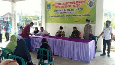 Acara pembagian BLT Dana Desa di Desa Mendalan, Kecamatan Winongan, Kabupaten Pasuruan, Kamis (15/4/2021). (Foto: Kodim Pasuruan)