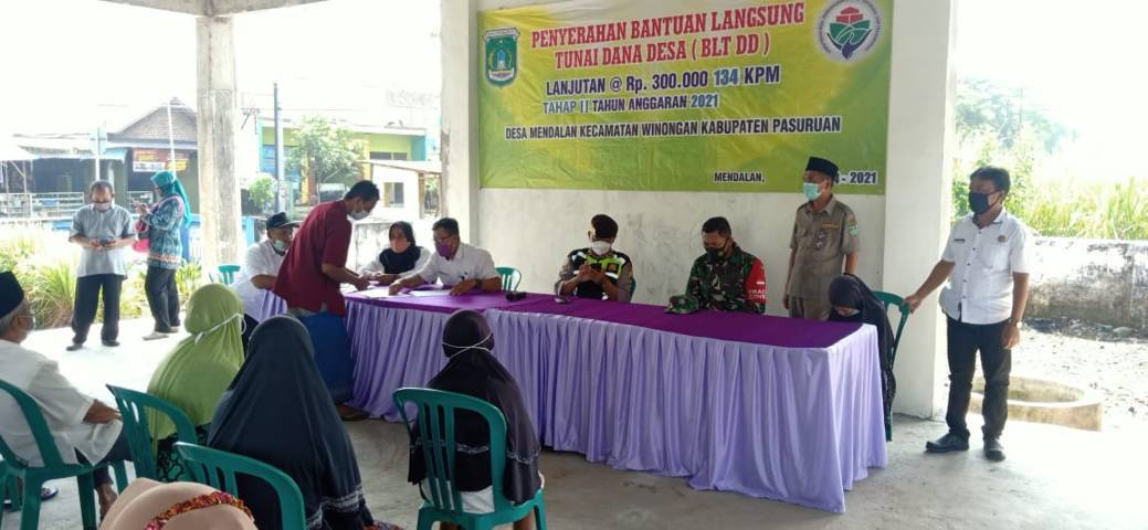 Acara pembagian BLT Dana Desa di Desa Mendalan, Kecamatan Winongan, Kabupaten Pasuruan, Kamis (15/4/2021). (Foto: Kodim Pasuruan)