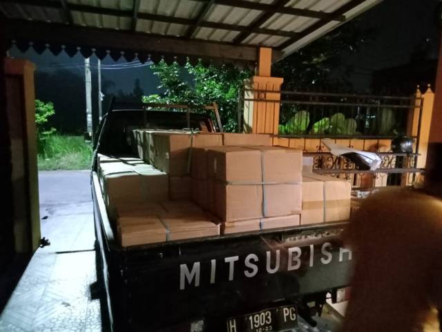 Sebanyak 50 kardus buku Aqua Dwipayana dibawa dari Malang ke Semarang, Jumat dini hari (16/4/2021). (Foto: Irham Thoriq/Tugu Malang/Tugu Jatim)