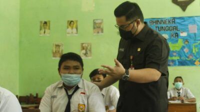 Bupati Kediri, Hanindhito Himawan Pramana ketika mengunjungi sekolah yang menerapkan PTM, Selasa (27/4/2021). (Foto: Rino Hayyu Setyo/Tugu Jatim)