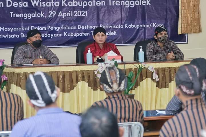 Bupati Trenggalek, Mochamad Nur Arifin alias Gus Ipin ketika memberikan arahan dalam Forum Group Discussion (FGD). (Foto: M Zamzuri/Tugu Jatim)