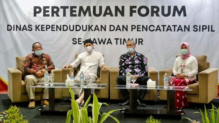 Bupati Trenggalek, Mochammad Nur Arifin (dua dari kiri) saat menghadiri forum kependudukan dan catatan sipil se-Jawa Timur. (Foto: M Zamzuri/Tugu Jatim) gus ipin
