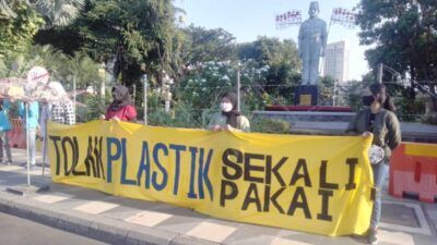 River Warrior Indonesia kembali menggelar aksi #StopMakanPlastik di Gedung Negara Grahadi Surabaya Jawa Timur pada Kamis (22/04/2021). (Foto: Rangga Aji/Tugu Jatim)