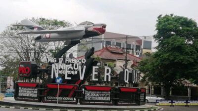 Tampilan Monumen Pesawat MIG-17 Fresco yang berkolaborasi dengan reklame iklan rokok. (Foto: Netizen @joshuanade/ Tugu Jatim)