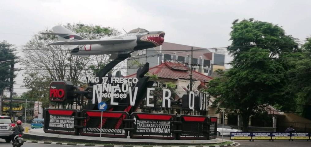 Tampilan Monumen Pesawat MIG-17 Fresco yang berkolaborasi dengan reklame iklan rokok. (Foto: Netizen @joshuanade/ Tugu Jatim)