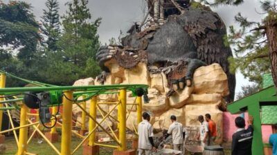 Petugas Jatim Park 2 melakukan pembersihan reruntuhan patung berbentuk gorila. (Foto: Sholeh/Tugu Jatim)