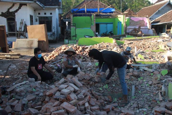 CEO Tugu Media Group, Irham Thoriq (kiri) menyapa korban gempa Malang yang rumahnya hancur. (Foto: Rubianto/Tugu Malang/Tugu Jatim)
