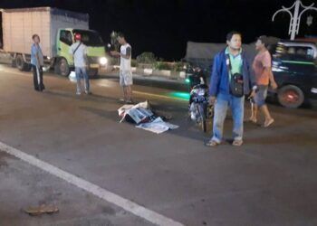 Petugas mengevakuasi korban di tempat kejadian perkara (TKP) kecelakaan maut di Tuban. (Foto: Humas Polres Tuban/Tugu Jatim)