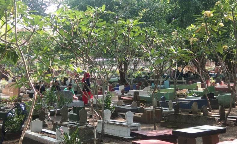 Jelang Ramadhan, Warga Bojonegoro Jalani Tradisi Ziarah Kubur dan Tabur Bunga