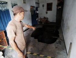 Akibat Gempa Malang, Lantai Ruang Tamu Rumah Warga di Kota Malang Ambles