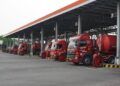 Kegiatan pendistribusian bahan bakar minyak dari TBBM Tuban ke beberapa wilayah di Jatimbalinusa. (Foto: Humas Pertamina Mor V wilayah Jatimbalinusa/Tugu Jatim)
