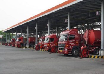Kegiatan pendistribusian bahan bakar minyak dari TBBM Tuban ke beberapa wilayah di Jatimbalinusa. (Foto: Humas Pertamina Mor V wilayah Jatimbalinusa/Tugu Jatim)