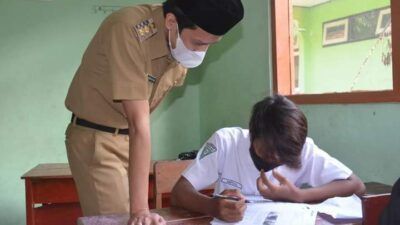 Wakil Bupati Trenggalek M. Syah Nata Negara saat kunjungan kegiatan pembelajaran tatap muka di sekolah. (Foto: Dok Pimpinan Kabupaten Trenggalek/Tugu Jatim)