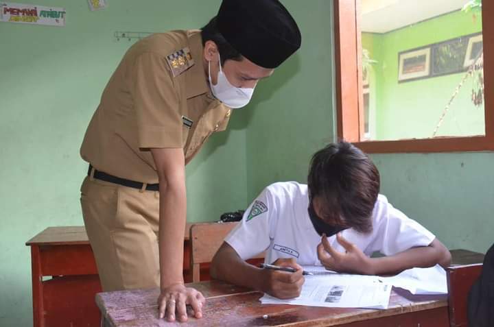 Wakil Bupati Trenggalek M. Syah Nata Negara saat kunjungan kegiatan pembelajaran tatap muka di sekolah. (Foto: Dok Pimpinan Kabupaten Trenggalek/Tugu Jatim)