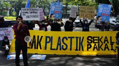 Aktivis lingkungan dari Environmental Green Society saat menggelar aksi Gerakan Puasa Plastik di depan Balai Kota Malang pada Kamis (15/04/2021). (Foto: Azmy/Tugu Jatim)