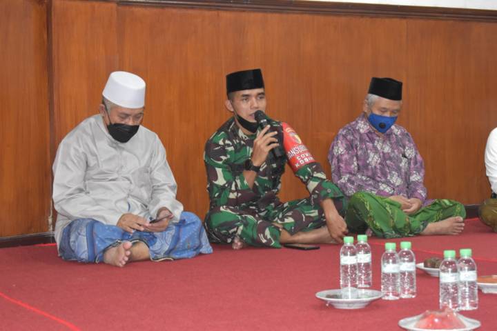 Dandim Pasuruan, Letkol Inf Nyarman ketika mengunjungi Ponpes Roudlotun Nursalim, di Dusun Podokatan, Desa Bayeman, Kecamatan Godangwetan, Pasuruan, Sabtu (24/4/2021). (Foto: Kodim Pasuruan)
