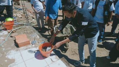 Sekda Kabupaten Malang Wahyu Hidayat saat melakukan peletakan batu pertama. (Foto: Rap/Tugu Jatim)